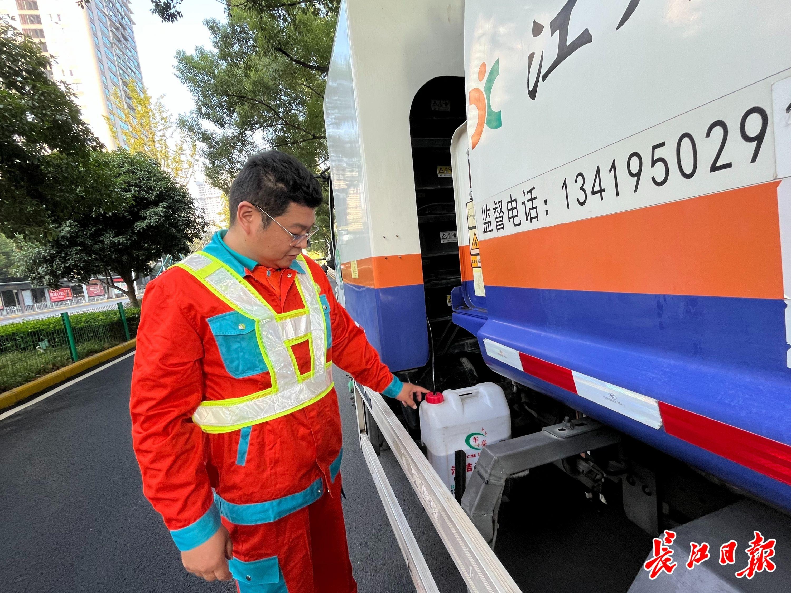 垃圾收运车加装喷淋设备，香喷喷地来，香喷喷地去  第2张