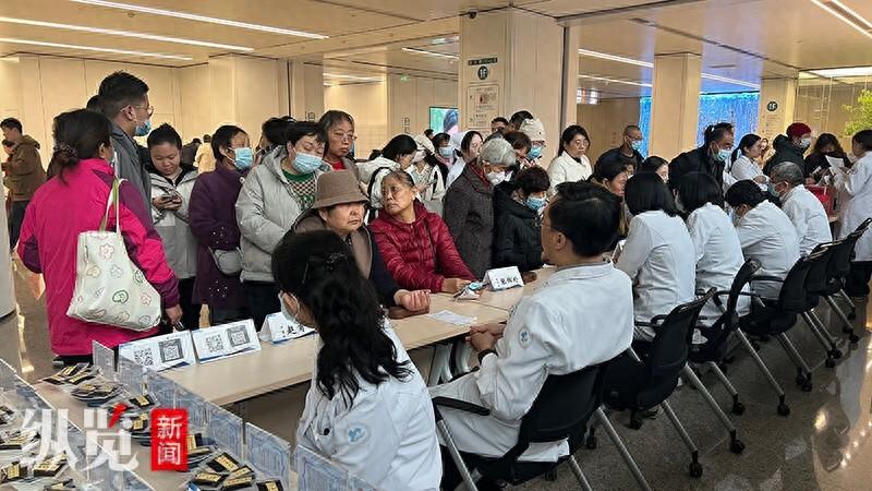 河北医科大学第一医院举办第二届膏方节义诊活动，专家现场为患者开方