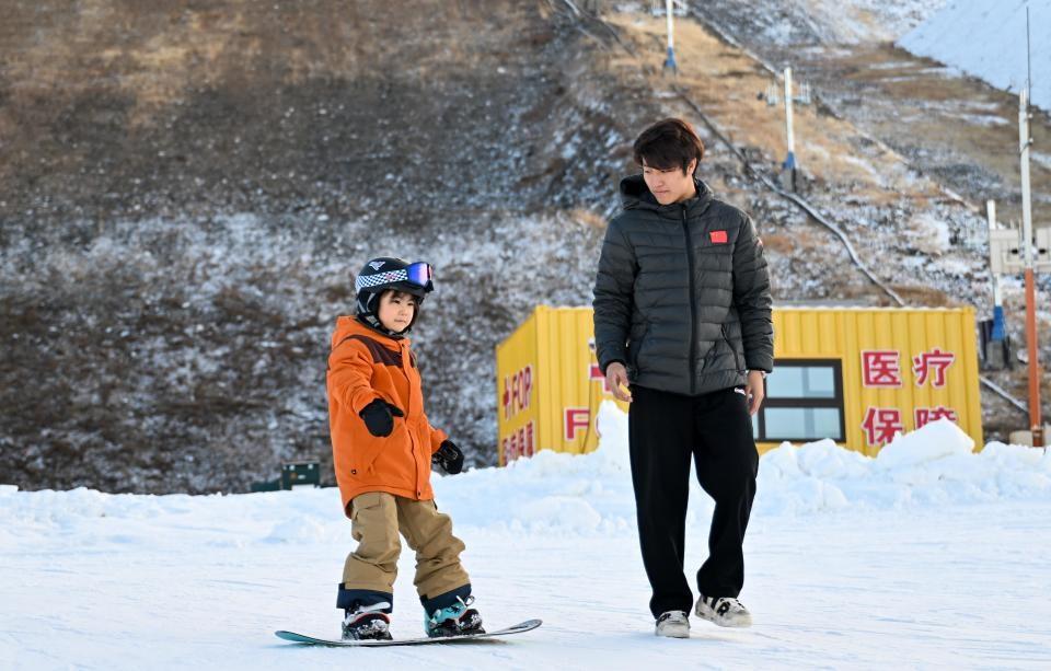 5 岁萌娃和冠军同场竞技，扎兰屯滑雪到底有何魅力？  第3张