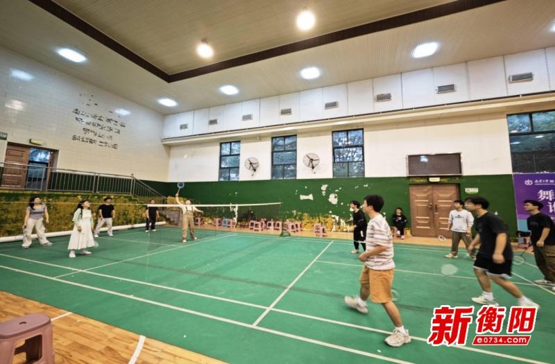南华大学南华临床学院师生羽毛球赛：舞动青春，谁‘羽’争锋  第4张