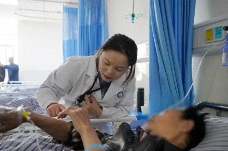医生路遇车祸伤者，迅速上前提供帮助，网友：这才是真正的白衣天使