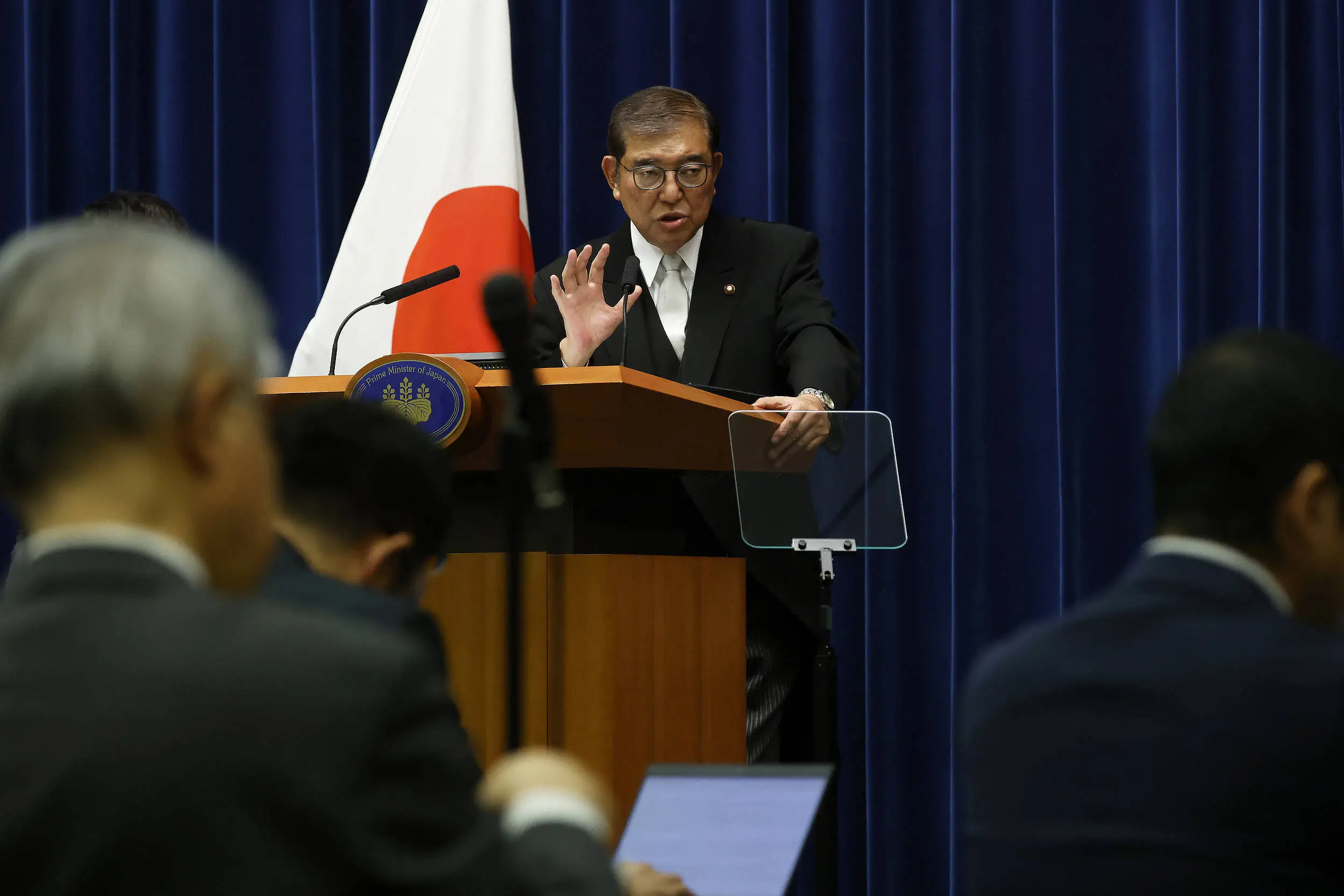 日本新任首相选举投票时竟打瞌睡，他还能带领国家走向何方？