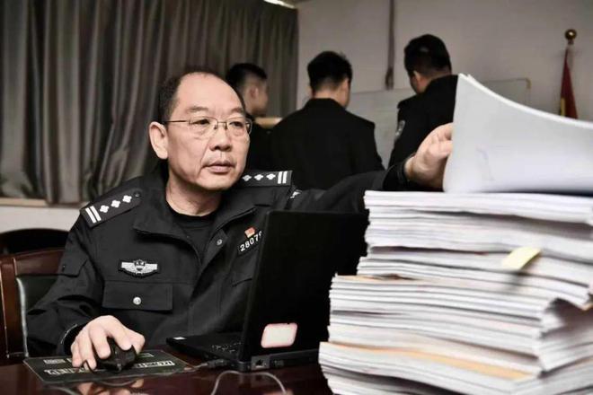 21 年经侦老民警：15 缸发动机脑子，数不清的大案要案，办案秘诀竟是看账目？  第2张