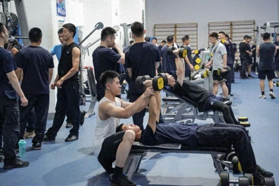 浙江警察学院健身房爆满，一天接待 600 多人次，这是什么神仙地方？