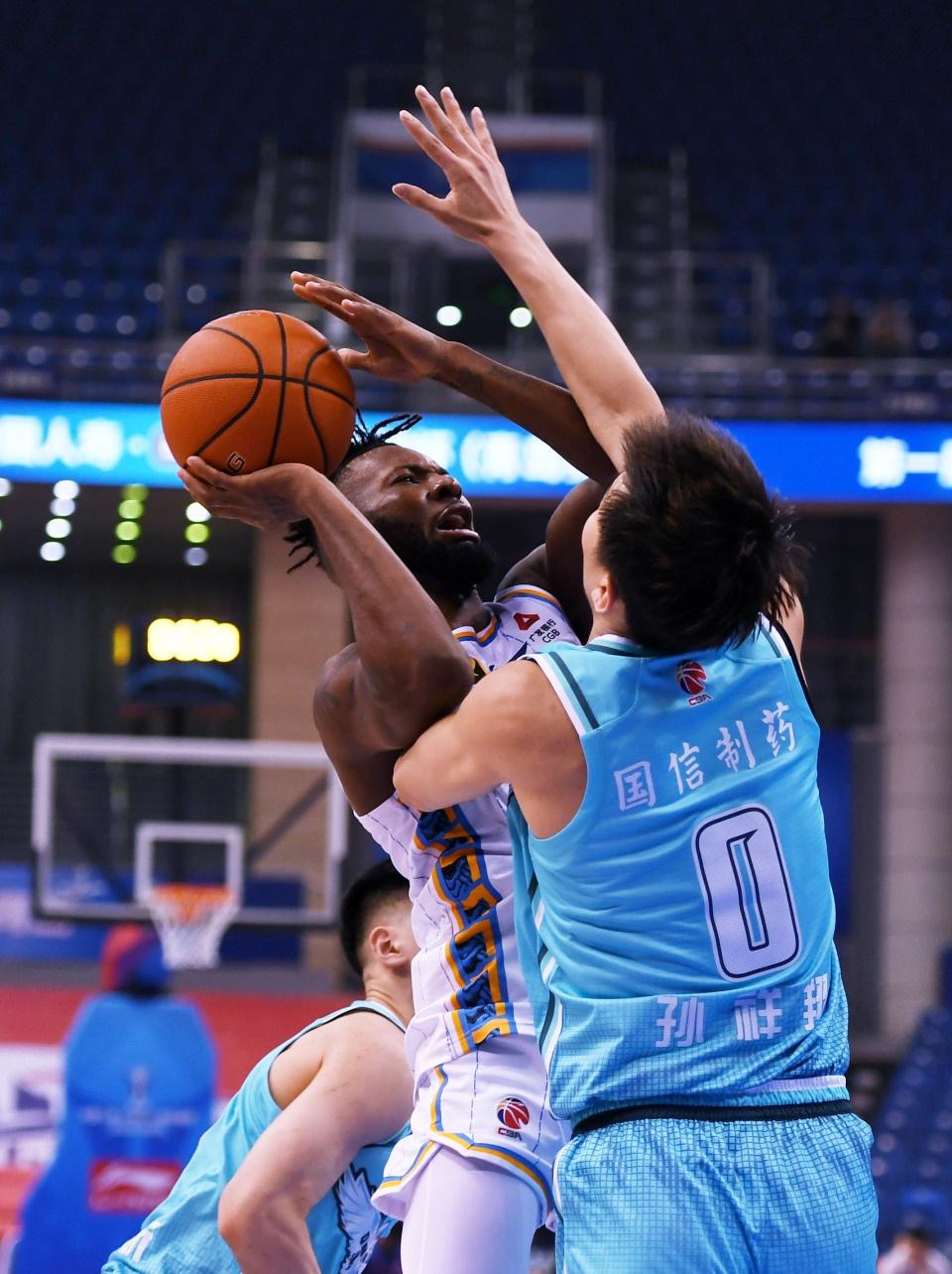 CBA 青岛赛区激战正酣，北京北汽队 81 比 76 险胜青岛国信制药队  第4张