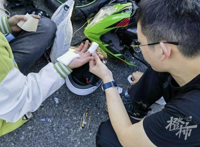 资深驴友太子尖看日出意外受伤，路过医生挺身而出  第3张