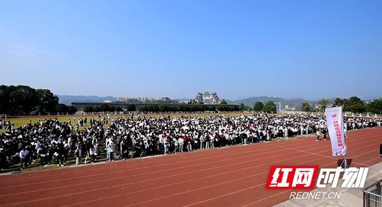 5000 余名大学生齐聚操场，只为这件事  第2张
