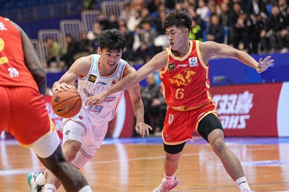 CBA 俱乐部杯赛：山东高速队 68 比 61 战胜浙江方兴渡队，精彩瞬间全记录  第1张