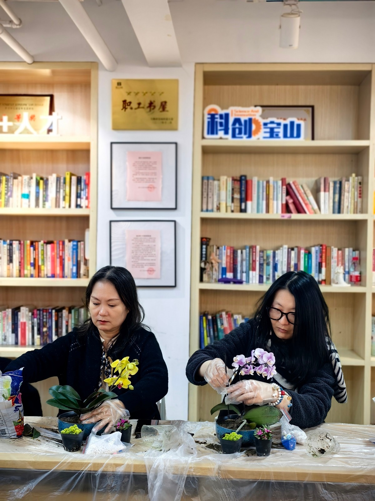 初冬上海宝山工会活动大揭秘：急救技能培训与花艺体验，职工们为何纷纷点赞？  第4张