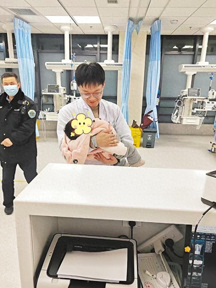90后男医生秒变超级奶爸，暖心照顾6个月大宝宝，感动全网  第1张