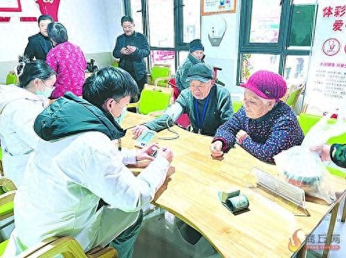 惊！三甲医院医生竟在社区为300名老人免费义诊，真相让人感动  第1张