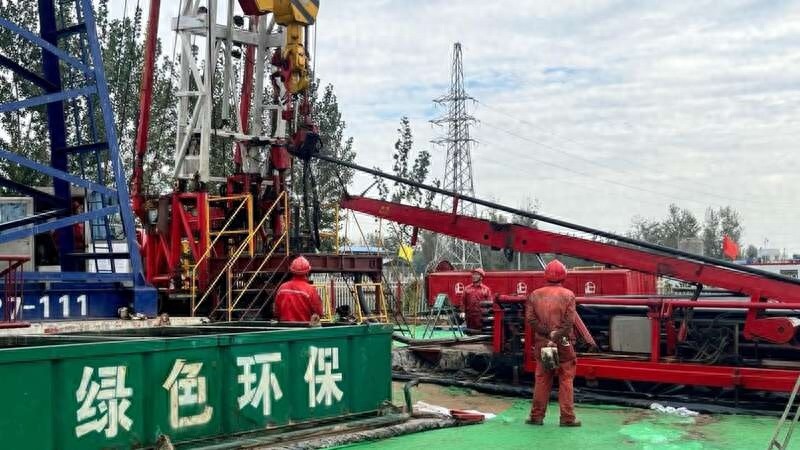 95后小伙揭秘：绿色技术如何让重达90千克的油管操作变得轻松安全？