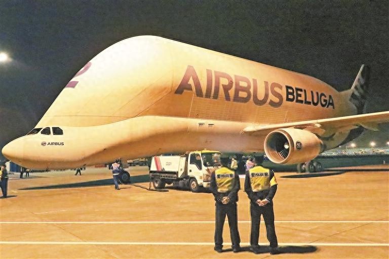 全球仅5架！空客大白鲸运输机首次降落深圳，1400立方米货舱震撼亮相