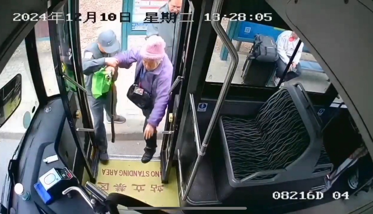 40秒暖心视频曝光！公交司机与乘客联手搀扶老人，感动全网