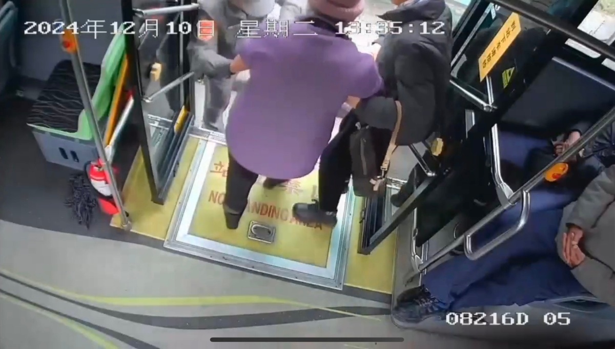 40秒暖心视频曝光！公交司机与乘客联手搀扶老人，感动全网  第3张