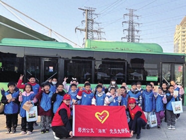 揭秘公交逃生通道:小记者探秘之旅,安全出行新技能get 第1张 揭秘公交逃生通道:小记者探秘之旅,安全出行新技能get 第1张