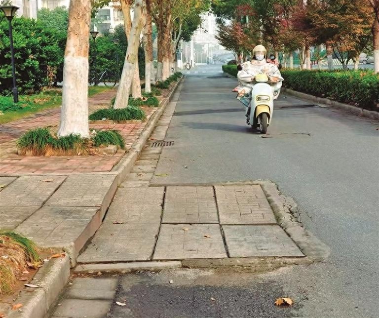 芜湖弋江区井盖凸起凹陷，市民骑行安全隐患大，大江帮忙紧急联系相关部门处理  第1张