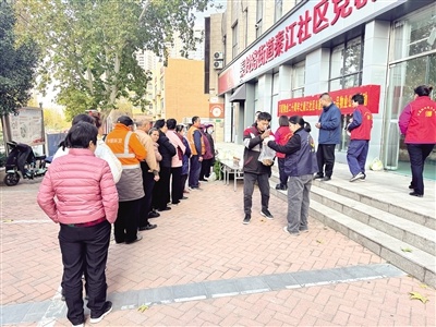 寒冬里的温暖：秦江社区携手多方力量，为特殊群体送上爱心餐