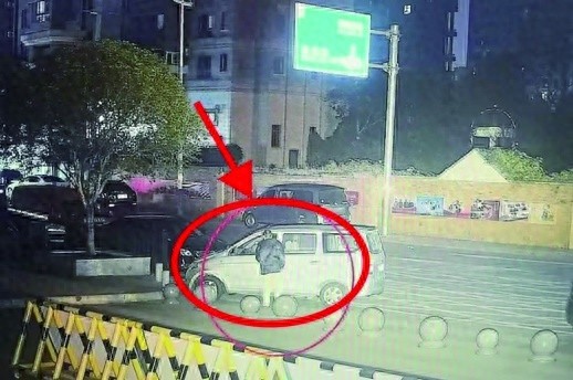 自投罗网！戴罪之身男子为求职开证明，被民警一眼识破