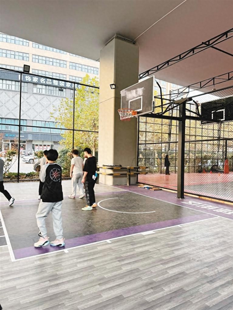 城市立交桥下空间变身篮球场，市民质疑：这样的改造真的合规吗？  第1张