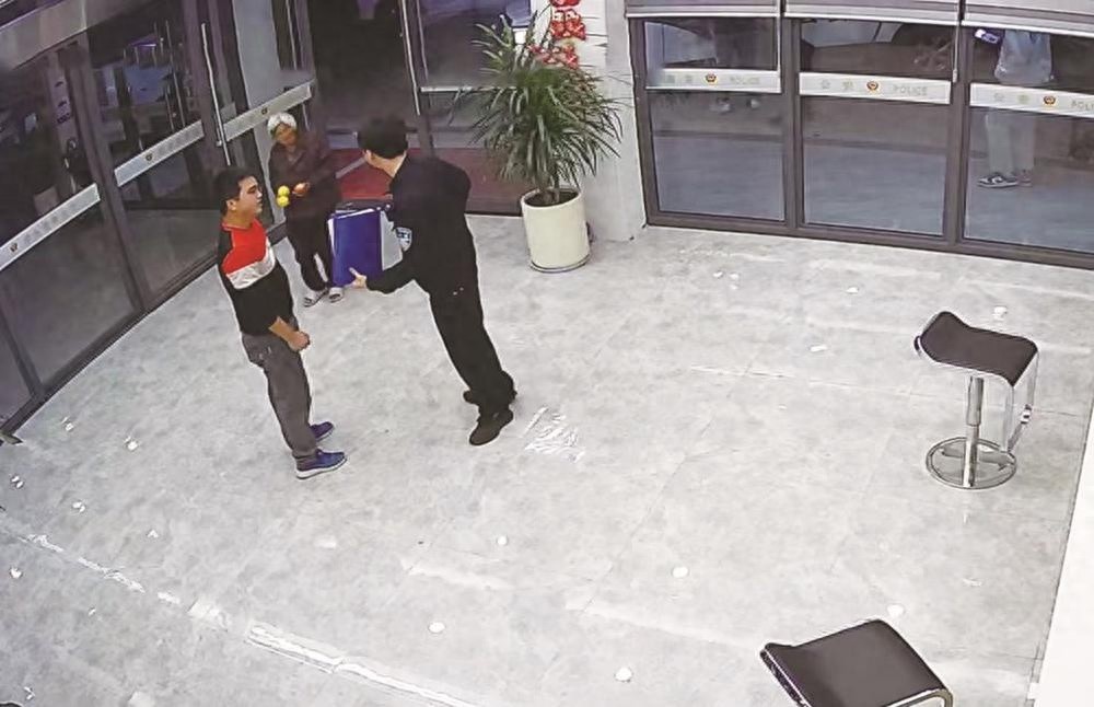 深夜路边，七旬老人徘徊无助，民警暖心救助终团圆