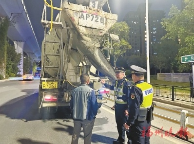 晋安城管夜间突袭！杨廷路惊现未密闭灰浆运输车，五四北渣土运输乱象曝光