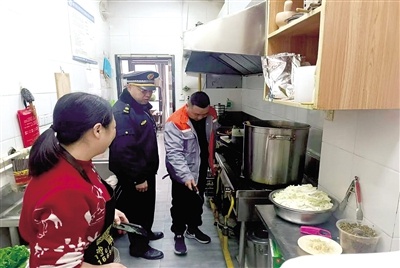 惊险！饭店后厨燃气泄漏，执法人员的及时发现救了一命