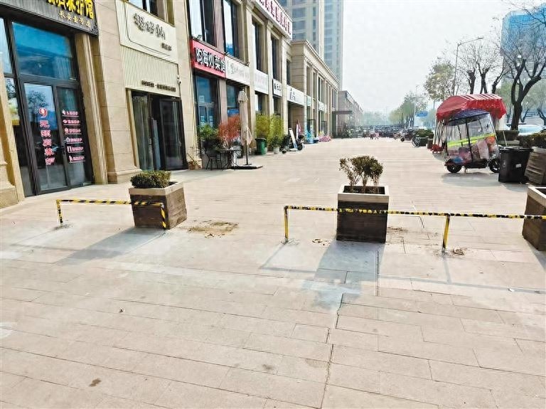 惊！小区物业为防乱停车竟出此下策，市民夜行安全谁来保障？  第1张