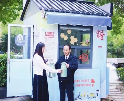 废弃核酸岗亭变身暖心驿站，户外职工的15分钟幸福圈来了  第1张