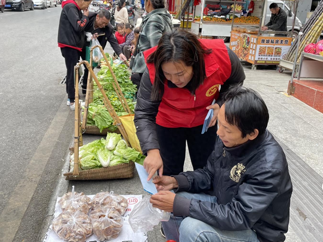 柳州三江社保服务队：政策面对面，服务零距离，家门口解决群众难题  第1张