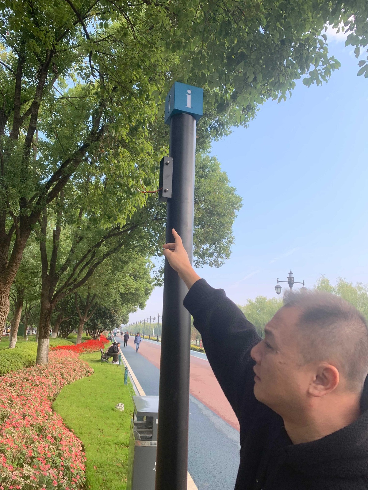 汉口江滩惊现低级英文拼写错误，市民呼吁立即更正  第2张