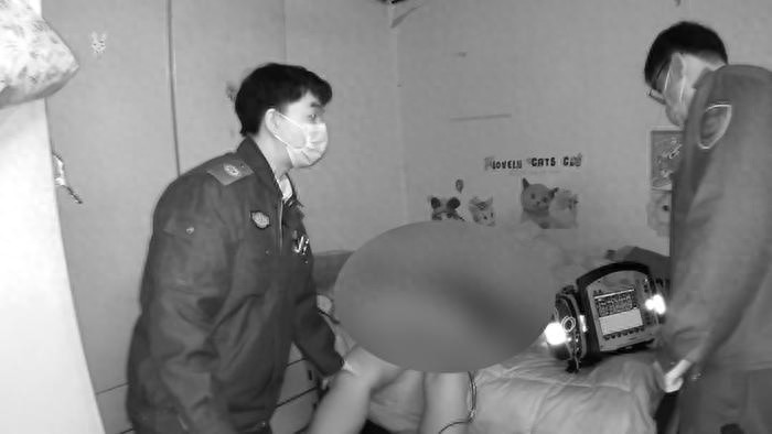 突发！独居老人失联，民警紧急破门救人，生死瞬间的惊险一幕曝光