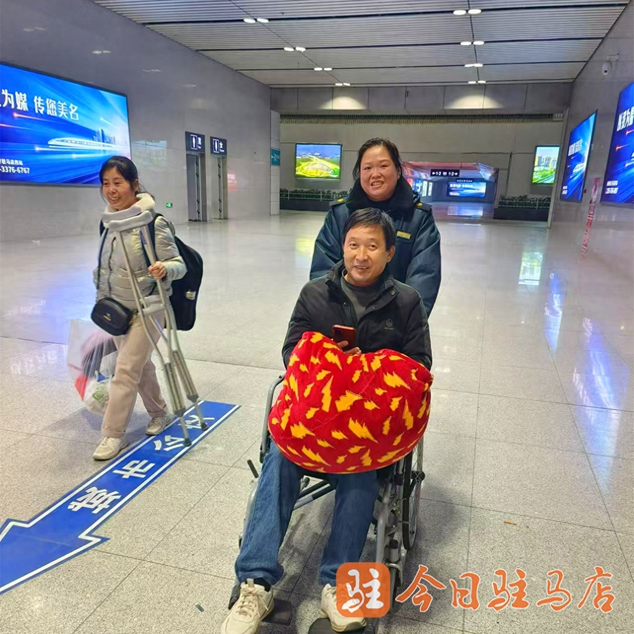 驻马店西站暖心一幕：她用行动诠释了什么是真正的‘到家’服务  第1张