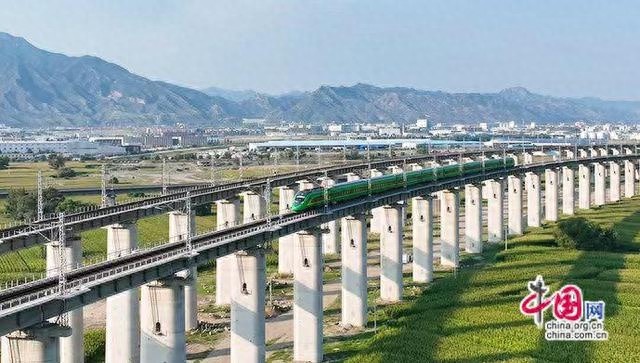 40亿人次！铁路旅客发送量创新高，背后藏着哪些经济密码？