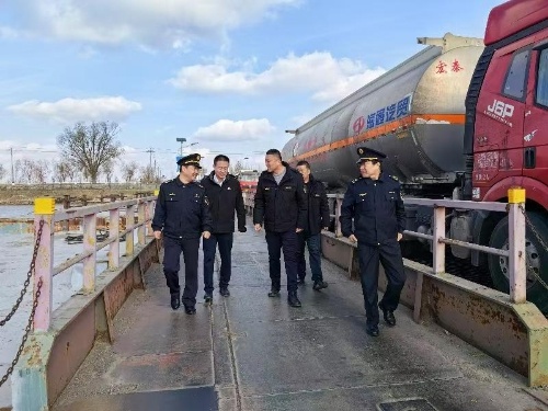 冬季出行安全有保障！一路三方联勤联动，除雪防滑保畅通，内河浮桥专项检查消除隐患  第2张