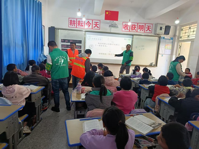 揭秘校园垃圾分类新风尚：小学生如何成为环保小达人？  第2张