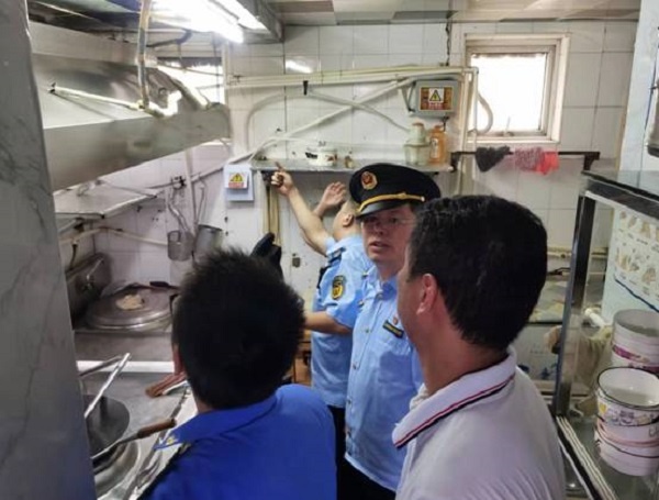 楼下餐饮店油烟直排，居民不堪其扰！执法部门紧急行动，结果如何？  第3张