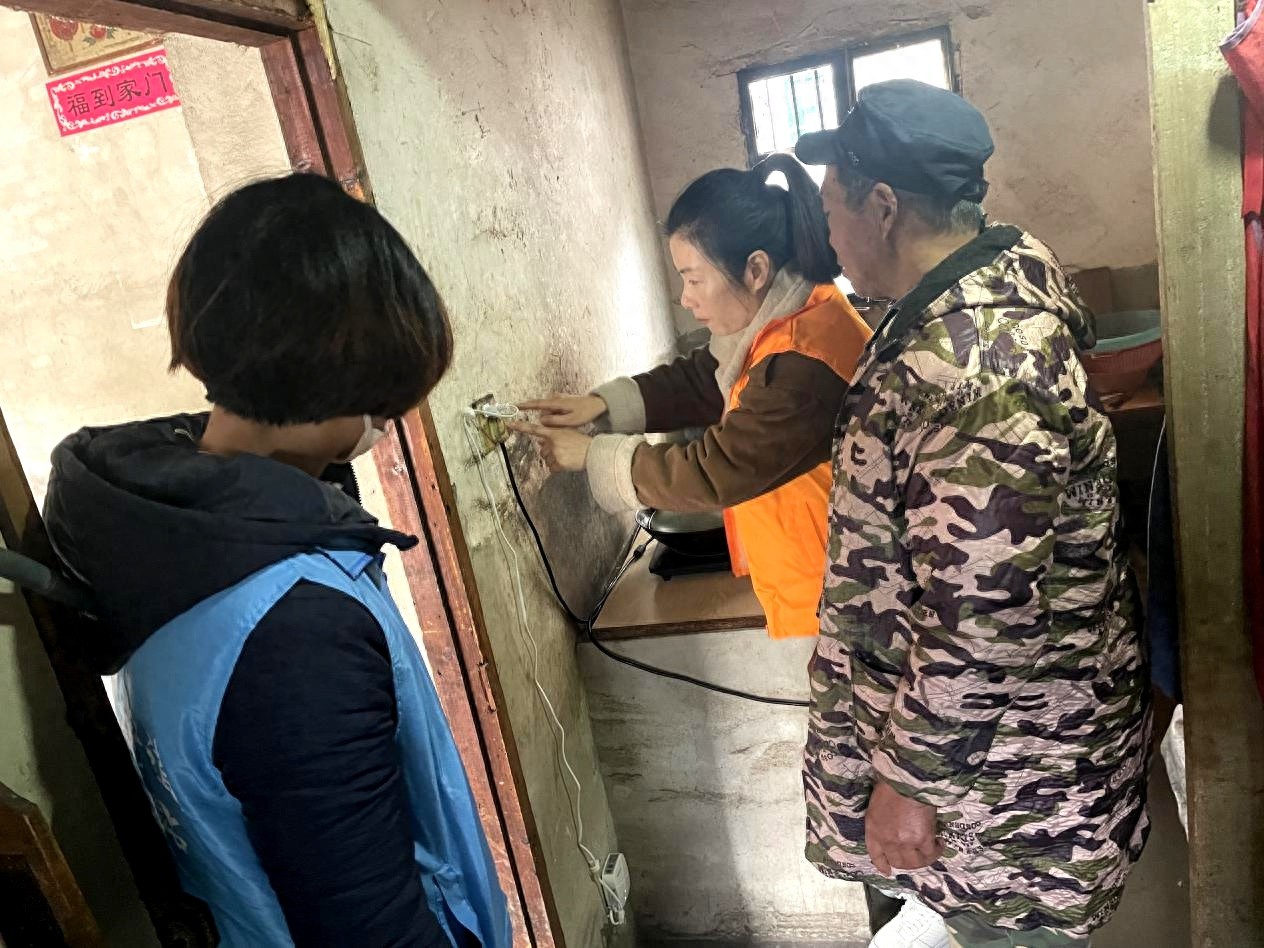12月10日，南京志愿者为残疾人送去温暖，感动全城