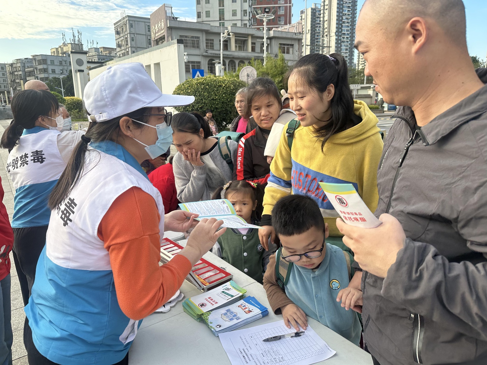 抵制毒品危害，共创无毒家园：马田街道禁毒宣传活动火热进行中  第2张