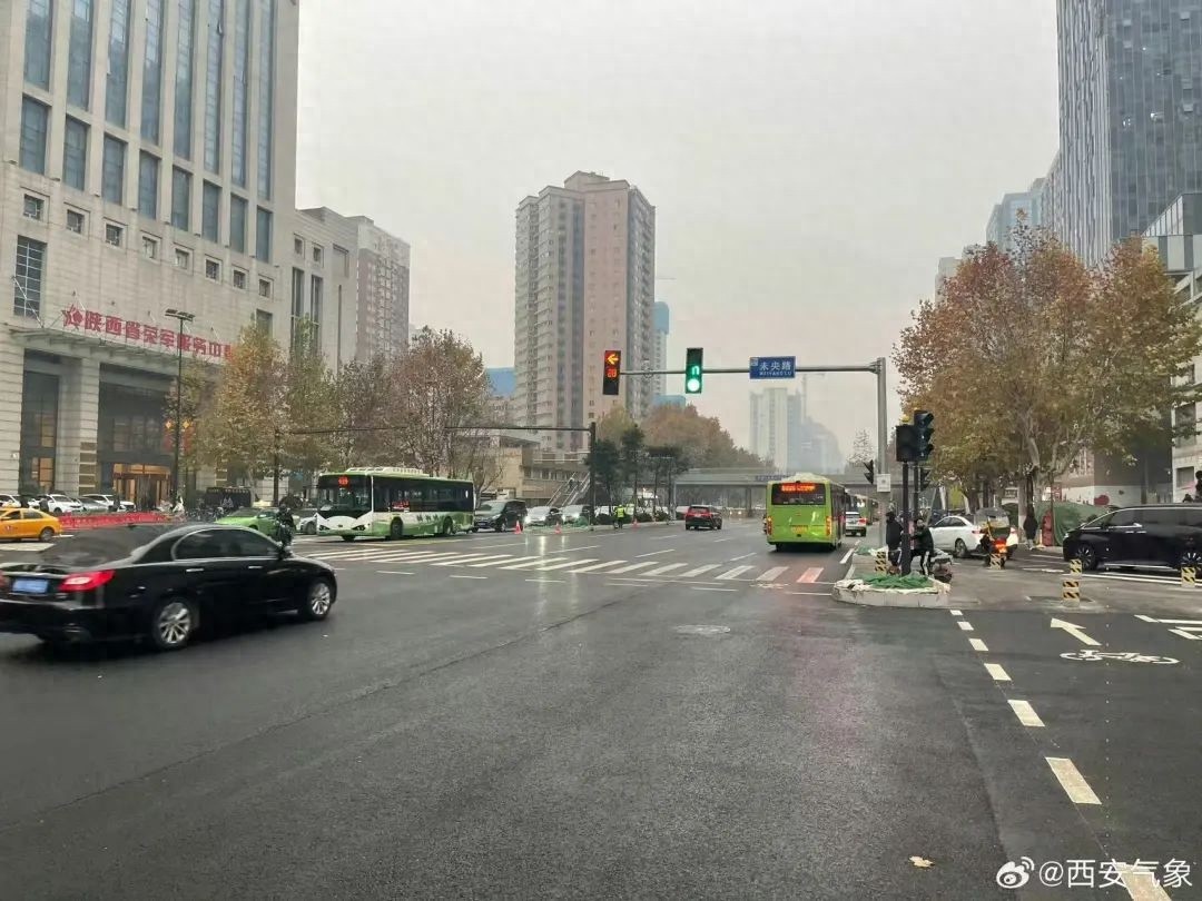 西安城区雨雪突袭！气温回升2～6℃，大风蓝色预警信号发布，未来24小时阵风7级以上  第1张