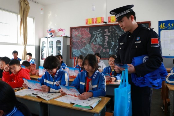 宪法知识大考验！答对就有精美纪念品，学生们争相参与，现场气氛火爆  第2张