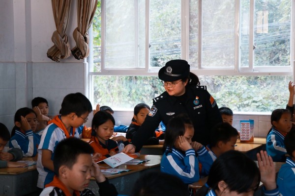宪法知识大考验！答对就有精美纪念品，学生们争相参与，现场气氛火爆  第3张
