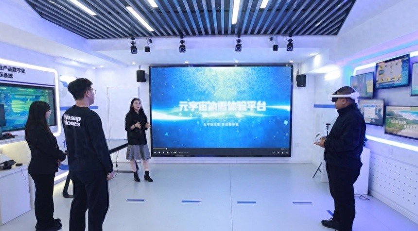 揭秘VR技术的多领域应用：从游戏到农业，虚拟现实如何改变我们的生活