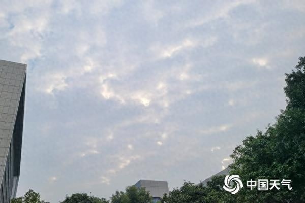 湖南阴雨持续，湘西高海拔山区冻雨来袭，出行安全需警惕