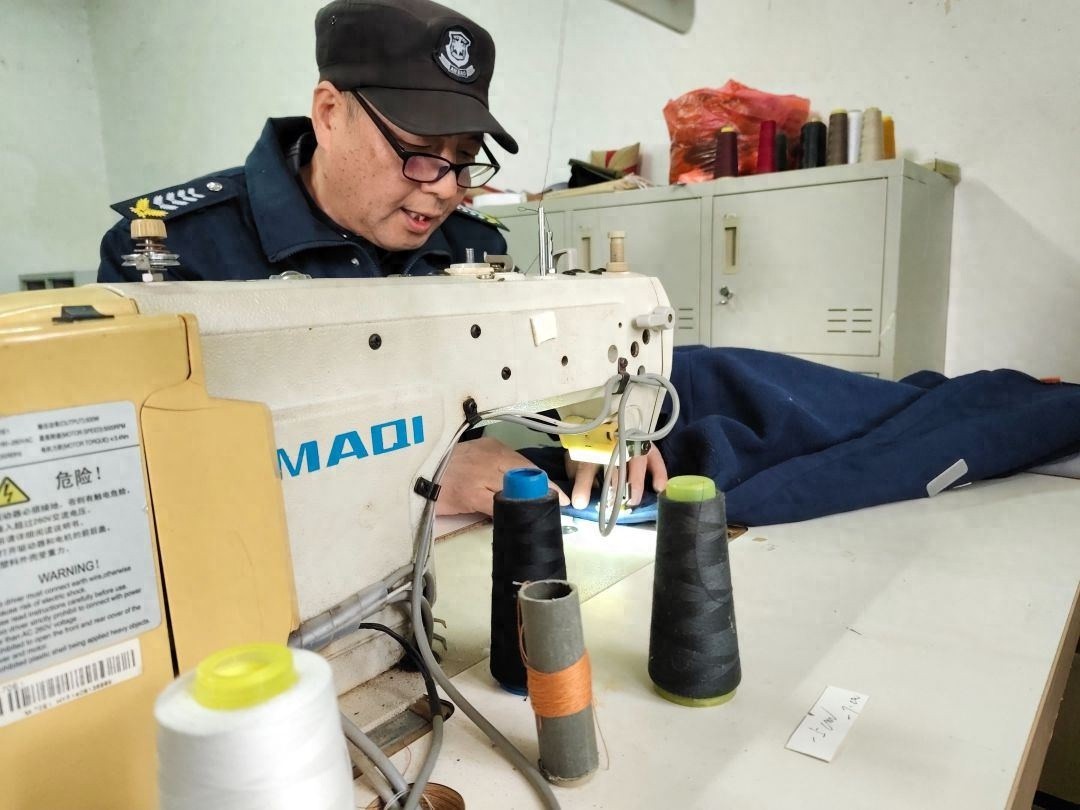60岁保安老陶的暖心兼职：3年免费缝补学生衣物，家长感动称他为田螺师傅  第1张