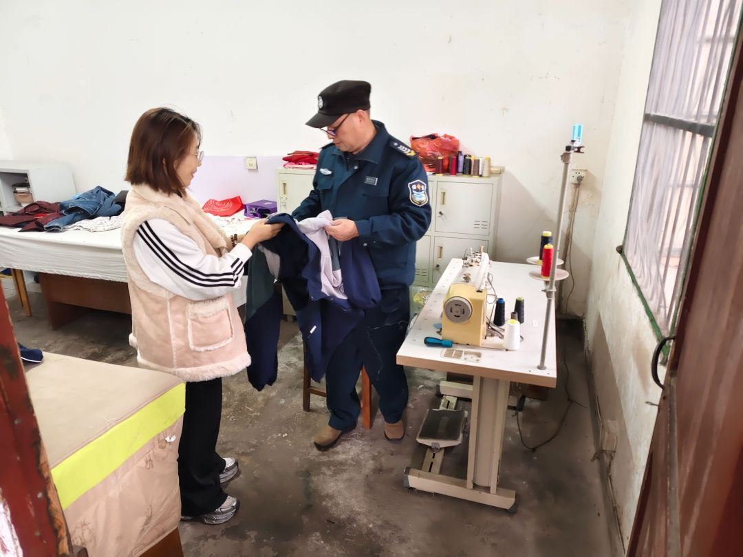 60岁保安老陶的暖心兼职：3年免费缝补学生衣物，家长感动称他为田螺师傅  第2张