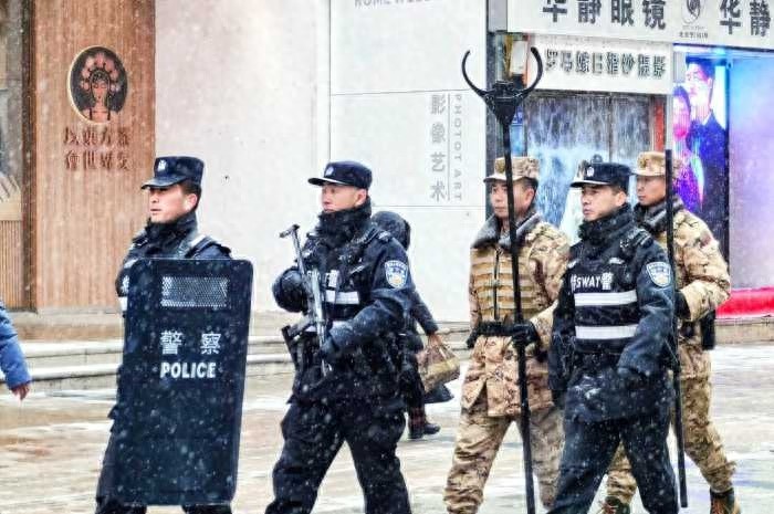 银川特警浴雪奋战:藏青蓝硬核担当,守护群众平安路 第1张 银川特警浴雪奋战:藏青蓝硬核担当,守护群众平安路 第1张