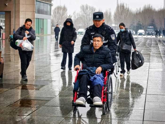 银川特警浴雪奋战:藏青蓝硬核担当,守护群众平安路 第3张 银川特警浴雪奋战:藏青蓝硬核担当,守护群众平安路 第3张