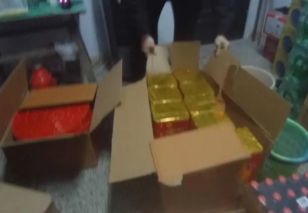 惊！上海警方查获千余箱非法烟花爆竹，竟有假冒黑神话悟空包装款  第3张
