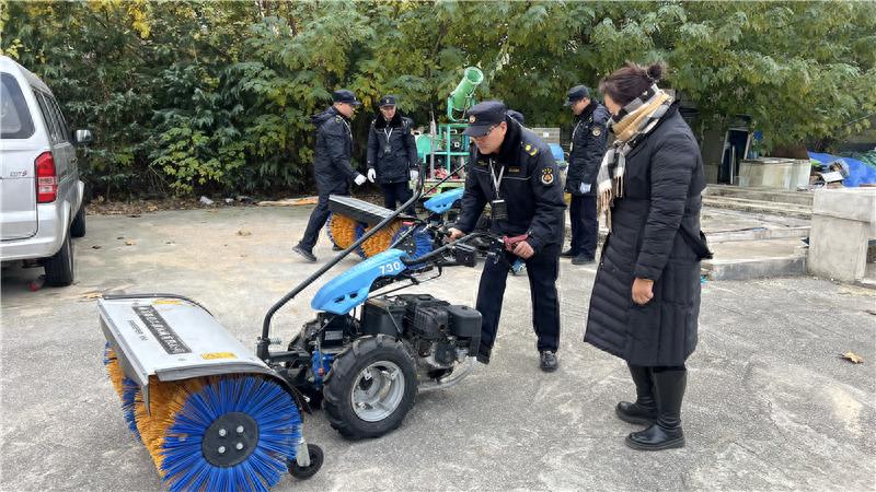 冬季降雪来袭，南苑街道应急演练展现高效扫雪能力，确保居民出行安全  第1张